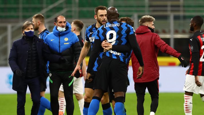 MILAN, ITALY - JANUARY 26: Nicolo Barella and Stefan de Vrij of FC Internazionale hold back Romelu Lukaku of FC Internazionale as he reacts to challenge during the Coppa Italia match between FC Internazionale and AC Milan at Stadio Giuseppe Meazza on January 26, 2021 in Milan, Italy. Sporting stadiums around Italy remain under strict restrictions due to the Coronavirus Pandemic as Government social distancing laws prohibit fans inside venues resulting in games being played behind closed doors. (Photo by Marco Luzzani/Getty Images) MILAN, ITALY - JANUARY 26: Nicolo Barella and Stefan de Vrij of FC Internazionale hold back Romelu Lukaku of FC Internazionale as he reacts to challenge during the Coppa Italia match between FC Internazionale and AC Milan at Stadio Giuseppe Meazza on January 26, 2021 in Milan, Italy. Sporting stadiums around Italy remain under strict restrictions due to the Coronavirus Pandemic as Government social distancing laws prohibit fans inside venues resulting in games being played behind closed doors. (Photo by Marco Luzzani/Getty Images)