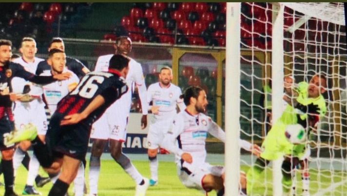 Cosenza-Crotone 0-1, i padroni di casa rimangono terzultimi in B: questo però era gol...! Cosenza-Crotone 0-1, i padroni di casa rimangono terzultimi in B: questo però era gol...!