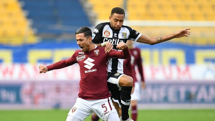 PARMA, ITALY - JANUARY 03: Armando Izzo of Torino is tackled by Hernani of Parma during the Serie A match between Parma Calcio and Torino FC at Stadio Ennio Tardini on January 03, 2021 in Parma, Italy. Sporting stadiums around Italy remain under strict restrictions due to the Coronavirus Pandemic as Government social distancing laws prohibit fans inside venues resulting in games being played behind closed doors. (Photo by Alessandro Sabattini/Getty Images) PARMA, ITALY - JANUARY 03: Armando Izzo of Torino is tackled by Hernani of Parma during the Serie A match between Parma Calcio and Torino FC at Stadio Ennio Tardini on January 03, 2021 in Parma, Italy. Sporting stadiums around Italy remain under strict restrictions due to the Coronavirus Pandemic as Government social distancing laws prohibit fans inside venues resulting in games being played behind closed doors. (Photo by Alessandro Sabattini/Getty Images)