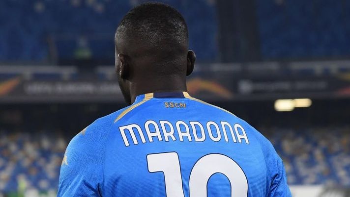 NAPLES, ITALY - NOVEMBER 26: Kalidou Koulibaly of Napoli wears a number 10 Maradona shirt during the UEFA Europa League Group F stage match between SSC Napoli and HNK Rijeka at Stadio San Paolo on November 26, 2020 in Naples, Italy. Sporting stadiums around Italy remain under strict restrictions due to the Coronavirus Pandemic as Government social distancing laws prohibit fans inside venues resulting in games being played behind closed doors. (Photo by SSC NAPOLI/SSC NAPOLI via Getty Images) Dalla morte di Diego ad oggi: al Maradona non ha ancora segnato un “dieci”… - immagine 1