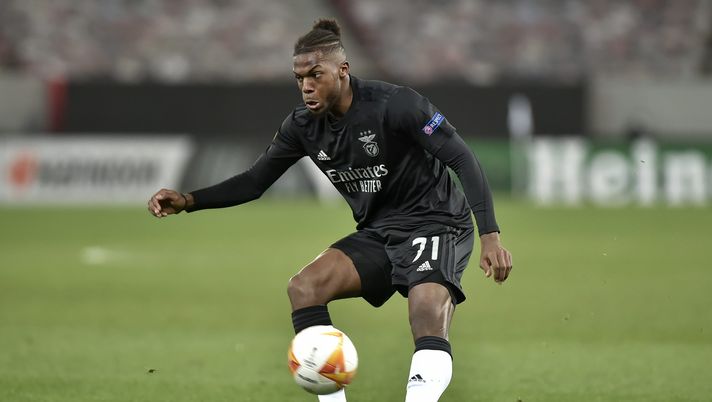 PIRAEUS, GREECE - FEBRUARY 25: Nuno Tavares of S.L. Benfica shoots during the UEFA Europa League Round of 32 match between Arsenal FC and SL Benfica at Karaiskakis Stadium on February 25, 2021 in Piraeus, Greece. Arsenal face SL Benfica at a neutral venue in Piraeus behind closed doors to prevent the spread of Covid-19 variants. (Photo by Milos Bicanski/Getty Images) Calciomercato Serie A: Atalanta su Tavares, Scamacca passa al West Ham- immagine 2