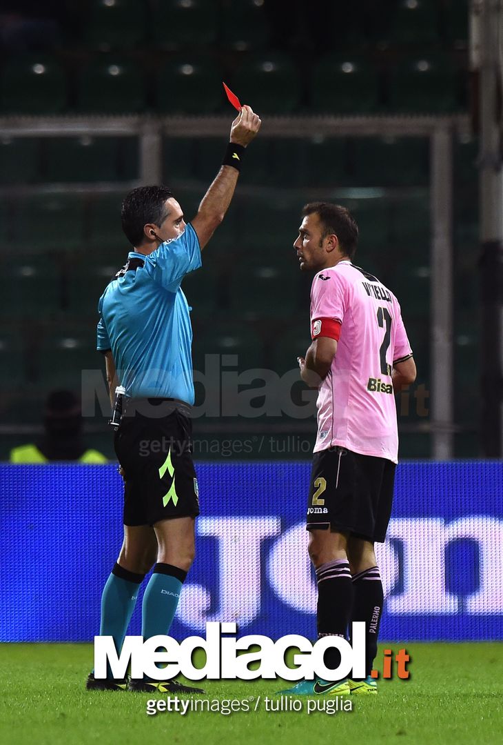  PALERMO, ITALY - NOVEMBER 30: The referee Gianluca Aureliano (L) shows a red card to Roberto Vitiello during the TIM Cup match between US Citta di Palermo and AC Spezia at Stadio Renzo Barbera on November 30, 2016 in Palermo, Italy.  (Photo by Tullio M. Puglia/Getty Images) 