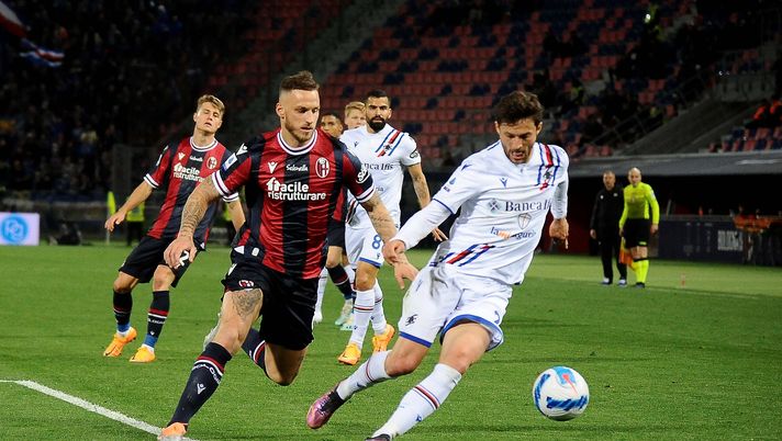 BOLOGNA, ITALY - APRIL 11: Bartosz Bereszynski of UC Sampdoria (R) competes the ball with Marko Arnautovic of Bologna FC (L) during the Serie A match between Bologna FC v UC Sampdoria on April 11, 2022 in Bologna, Italy. (Photo by Mario Carlini / Iguana Press/Getty Images) Serie A, pareggio tra Bologna e Sampdoria: un punto a testa per Motta e Stankovic - immagine 1