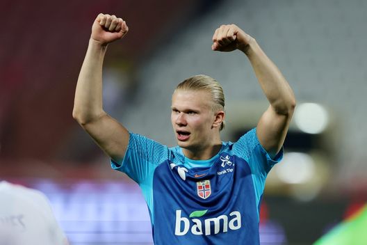 BELGRADE, SERBIA - JUNE 02: Erling Haaland of Norway celebrates after victory in the UEFA Nations League League B Group 4 match between Serbia and Norway at Stadion Rajko Mitić on June 02, 2022 in Belgrade, Serbia. (Photo by Srdjan Stevanovic/Getty Images) Rubano la statua di Haaland perché era brutta. Sivertsen: “Beh, Erling è un orgoglio ma non è un bel ragazzo”- immagine 2