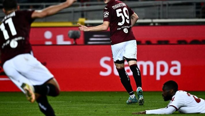 Torinos Russian midfielder Aleksey Miranchuk (C) celebrates after scoring a second goal for his team during the Italian Serie A football match between Torino and AC Milan at the Grande Torino Stadium in Turin on October 30, 2022. (Photo by MARCO BERTORELLO / AFP) (Photo by MARCO BERTORELLO/AFP via Getty Images) Miranchuk, Sanabria, Vlasic, Singo, Pellegri: dubbi e certezze di formazione per il Torino - immagine 1