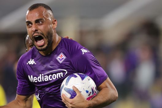 FLORENCE, ITALY - OCTOBER 22: Arthur Mendonça Cabral of ACF Fiorentina celebrates after scoring a goal during the Serie A match between ACF Fiorentina and FC Internazionale at Stadio Artemio Franchi on October 22, 2022 in Florence, Italy. (Photo by Gabriele Maltinti/Getty Images) Cabral: “Gol ritrovato, non mi voglio più fermare. Conference? Anche noi forti”- immagine 2