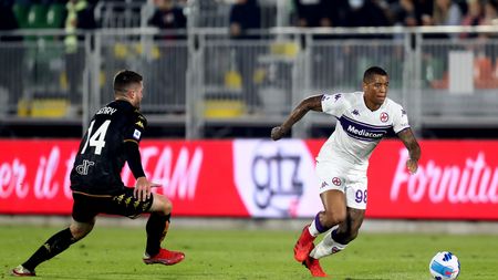 VENICE, ITALY - OCTOBER 18: Thomas Henry of Venezia competes for the ball with Julio Igor of Fiorentina during the Serie A match between Venezia FC and ACF Fiorentina at Stadio Pier Luigi Penzo on October 18, 2021 in Venice, Italy. (Photo by Maurizio Lagana/Getty Images) VENICE, ITALY - OCTOBER 18: Thomas Henry of Venezia competes for the ball with Julio Igor of Fiorentina during the Serie A match between Venezia FC and ACF Fiorentina at Stadio Pier Luigi Penzo on October 18, 2021 in Venice, Italy. (Photo by Maurizio Lagana/Getty Images)
