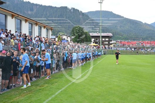 I giocatori della Lazio firmano autografi ai tifosi I giocatori della Lazio firmano autografi ai tifosi