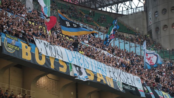 Inter, l’affetto dei tifosi per Eriksen: oggi cori e striscione per il danese 