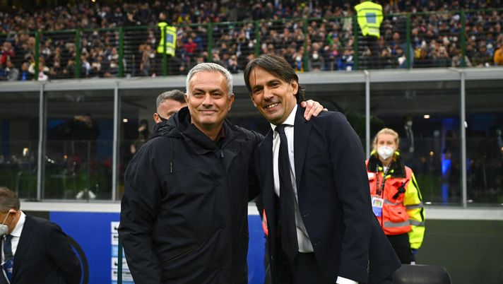 MILAN, ITALY - APRIL 23: Head coach of FC Internazionale Simone Inzaghi shakes hands with head coach of AS Roma Jose Mourinho before the Serie A match between FC Internazionale and AS Roma at Stadio Giuseppe Meazza on April 23, 2022 in Milan, Italy. (Photo by Mattia Ozbot - Inter/Inter via Getty Images) L’Appunto - immagine 1