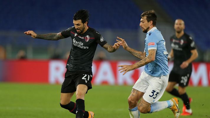 ROME, ITALY - OCTOBER 24: Roberto Soriano of Bologna FC competes for the ball with Francesco Acerbi of SS Lazio during the Serie A match between SS Lazio and Bologna FC at Stadio Olimpico on October 24, 2020 in Rome, Italy.  (Photo by Paolo Bruno/Getty Images) 
