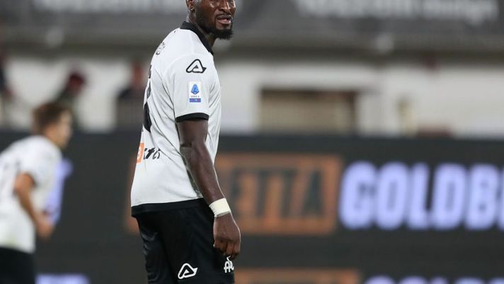 LA SPEZIA, ITALY - OCTOBER 26: Mbala Nzola of Spezia Calcio looks on during the Serie A match between Spezia Calcio and Genoa CFC at Stadio Alberto Picco on October 26, 2021 in La Spezia, Italy. (Photo by Gabriele Maltinti/Getty Images) Secolo XIX: “Pugno duro di Motta contro Nzola, lo Spezia aveva pensato ad un’altra punizione” - immagine 1