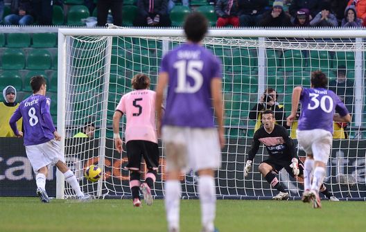 PALERMO, ITALY - DECEMBER 22: Stevan Jovetic (L) of Fiorentina scores his second goal from the penalty spot during the Serie A match between US Citta di Palermo and ACF Fiorentina at Stadio Renzo Barbera on December 22, 2012 in Palermo, Italy. (Photo by Tullio M. Puglia/Getty Images) PALERMO, ITALY - DECEMBER 22: Stevan Jovetic (L) of Fiorentina scores his second goal from the penalty spot during the Serie A match between US Citta di Palermo and ACF Fiorentina at Stadio Renzo Barbera on December 22, 2012 in Palermo, Italy. (Photo by Tullio M. Puglia/Getty Images)