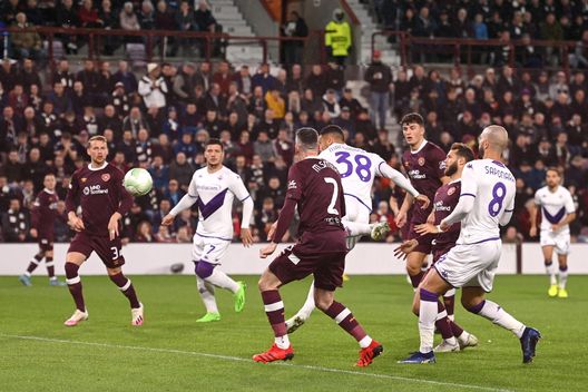 EDINBURGH, SCOTLAND - OCTOBER 06: Rolando Mandragora of ACF Fiorentina scores their team's first goal during the UEFA Europa Conference League group A match between Heart of Midlothian and ACF Fiorentina at Tynecastle Park on October 06, 2022 in Edinburgh, Scotland. (Photo by Stu Forster/Getty Images) QS: “La Fiorentina, con i gol, ritrova anche la scintilla giusta”- immagine 2