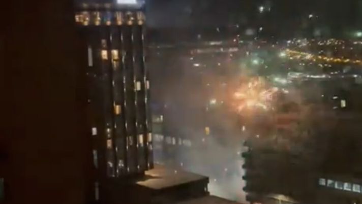 Real Madrid, fuochi d’artificio fuori l’hotel dei Blancos: la strategia dei tifosi inglesi… Real Madrid, fuochi d’artificio fuori l’hotel dei Blancos: la strategia dei tifosi inglesi… - immagine 1