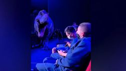 VIDEO / Risate e paura: Messi e Verratti incontrano un T-Rex