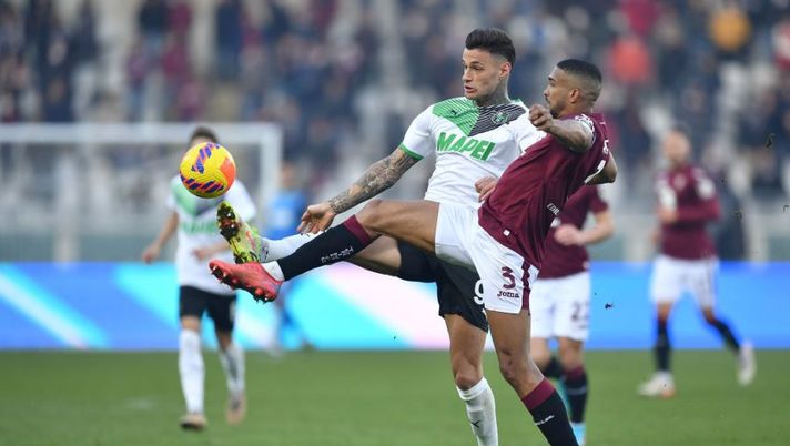 TURIN, ITALY - JANUARY 23: Gleison Bremer of Torino FC competes with Gianluca Scamacca of US Sassuolo during the Serie A match between Torino FC and US Sassuolo at Stadio Olimpico di Torino on January 23, 2022 in Turin, Italy. (Photo by Valerio Pennicino/Getty Images) Gazzetta: “Bremer è super, contro il Sassuolo si è messo nel taschino Scamacca” - immagine 1
