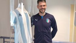Argentina, Demichelis al Museo abbraccia la maglia di Maradona
