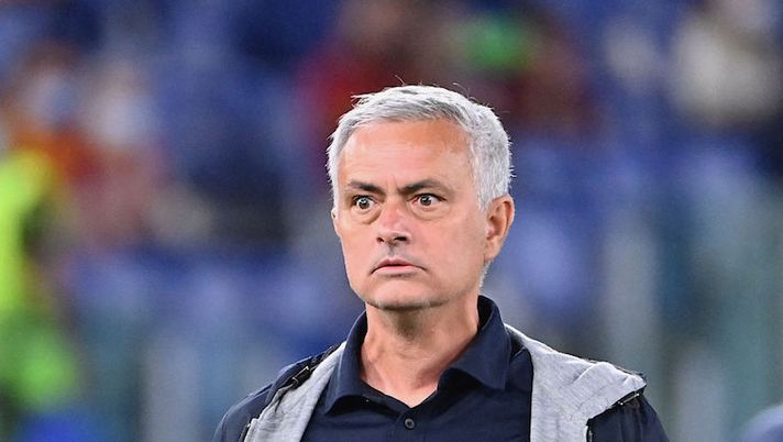 Roma's Portuguese head coach Jose Mourinho looks on during the Italian Serie A football match AS Roma vs Udinese at Olympic stadium in Rome on September 23, 2021. (Photo by Alberto PIZZOLI / AFP) (Photo by ALBERTO PIZZOLI/AFP via Getty Images) FLASH – Mourinho: “Smalling ha recuperato! Zaniolo domani sarà titolare, come sta Ibanez” - immagine 1