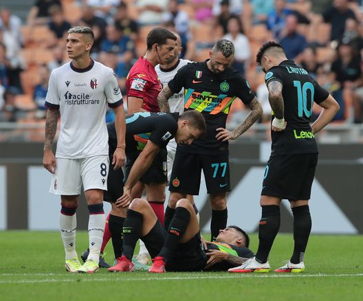 MILAN, ITALY - SEPTEMBER 18: Joaquin Correa of FC Internazionale reacts after injuring his knee during the Serie A match between FC Internazionale and Bologna FC at Stadio Giuseppe Meazza on September 18, 2021 in Milan, Italy. (Photo by Emilio Andreoli - Inter/Inter via Getty Images) MILAN, ITALY - SEPTEMBER 18: Joaquin Correa of FC Internazionale reacts after injuring his knee during the Serie A match between FC Internazionale and Bologna FC at Stadio Giuseppe Meazza on September 18, 2021 in Milan, Italy. (Photo by Emilio Andreoli - Inter/Inter via Getty Images)