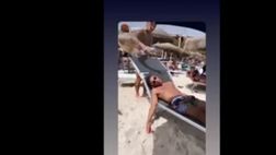 VIDEO / Nainggolan, che fai? Lo scherzo in spiaggia è terribile