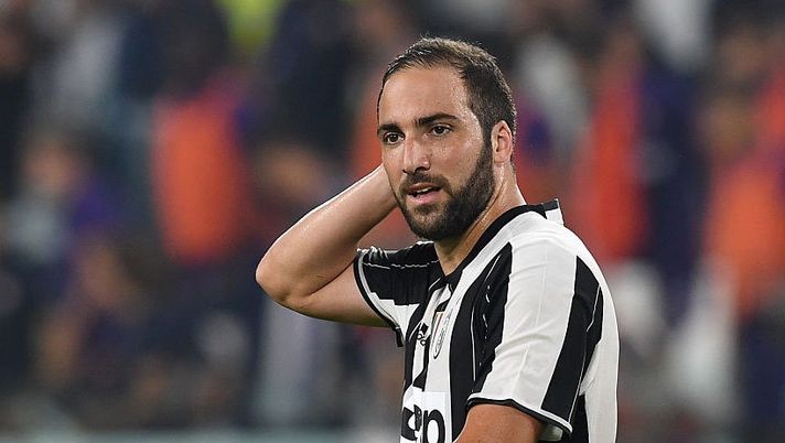 TURIN, ITALY - AUGUST 20: Gonzalo Higuain of Juventus FC looks on during the Serie A match between Juventus FC and ACF Fiorentina at Juventus Arena on August 20, 2016 in Turin, Italy. (Photo by Valerio Pennicino/Getty Images) Juve, gioca e recupera Higuain? È in dubbio per il Genoa: ecco la situazione - immagine 1