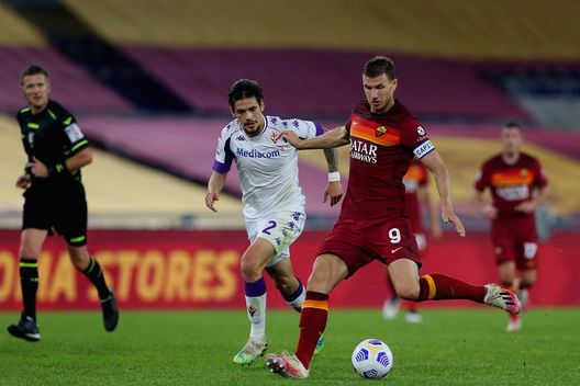 ROME, ITALY - NOVEMBER 01: Edin Dzeko of AS Roma in action during the Serie A match between AS Roma and ACF Fiorentina at Stadio Olimpico on November 1, 2020 in Rome, Italy. (Photo by Paolo Bruno/Getty Images) ROME, ITALY - NOVEMBER 01: Edin Dzeko of AS Roma in action during the Serie A match between AS Roma and ACF Fiorentina at Stadio Olimpico on November 1, 2020 in Rome, Italy. (Photo by Paolo Bruno/Getty Images)