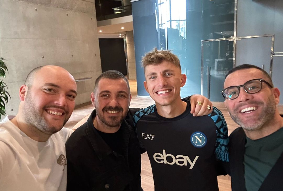 GALLERY Invasione dei tifosi del Napoli in Spagna: gli scatti con i calciatori - immagine 5