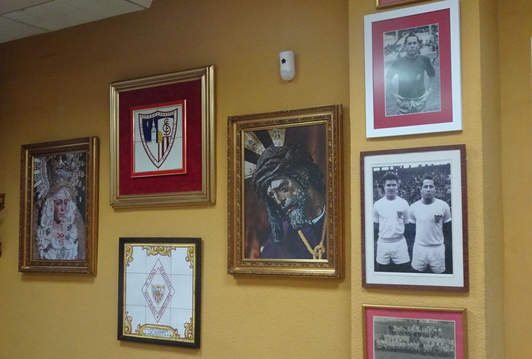 La peña sevillista in Calle Antonio Puerta