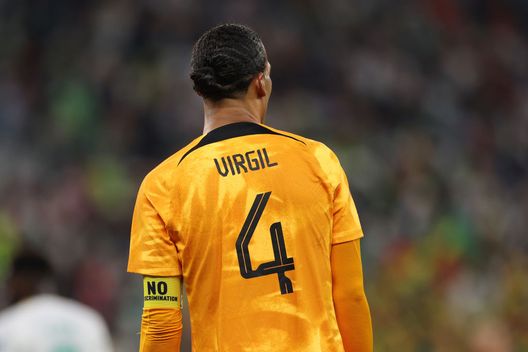 DOHA, QATAR - NOVEMBER 21: Virgil Van Dijk of Netherlands looks on during the FIFA World Cup Qatar 2022 Group A match between Senegal and Netherlands at Al Thumama Stadium on November 21, 2022 in Doha, Qatar. (Photo by Dean Mouhtaropoulos/Getty Images) Olanda, maglie utilizzate in Qatar all’asta, raccolti 60mila euro per i migranti. E dopo il Senegal si riparte - immagine 1