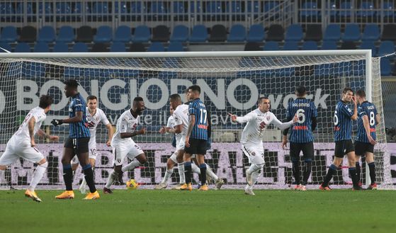 BERGAMO, ITALY - FEBRUARY 06: Federico Bonzzoli of Torino FC celebrates after scoring their side's third goal during the Serie A match between Atalanta BC and Torino FC at Gewiss Stadium on February 06, 2021 in Bergamo, Italy. Sporting stadiums around Italy remain under strict restrictions due to the Coronavirus Pandemic as Government social distancing laws prohibit fans inside venues resulting in games being played behind closed doors. (Photo by Emilio Andreoli/Getty Images) BERGAMO, ITALY - FEBRUARY 06: Federico Bonzzoli of Torino FC celebrates after scoring their side's third goal during the Serie A match between Atalanta BC and Torino FC at Gewiss Stadium on February 06, 2021 in Bergamo, Italy. Sporting stadiums around Italy remain under strict restrictions due to the Coronavirus Pandemic as Government social distancing laws prohibit fans inside venues resulting in games being played behind closed doors. (Photo by Emilio Andreoli/Getty Images)