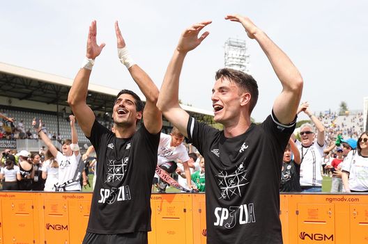 LA SPEZIA, ITALY - MAY 22: Dimitrios Nikolaou of Spezia Calcio and Giulio Maggiore of Spezia Calcio greets the fans after during the Serie A match between Spezia Calcio and SSC Napoli at Stadio Alberto Picco on May 22, 2022 in La Spezia, Italy. (Photo by Gabriele Maltinti/Getty Images) Nikolaou, niente Fiorentina: si fa avanti una squadra spagnola- immagine 2