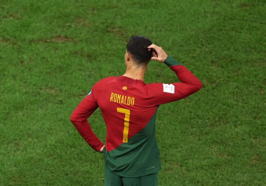 LUSAIL CITY, QATAR - DECEMBER 06: Cristiano Ronaldo of Portugal reacts to coming onto the pitch during the FIFA World Cup Qatar 2022 Round of 16 match between Portugal and Switzerland at Lusail Stadium on December 06, 2022 in Lusail City, Qatar. (Photo by Alex Pantling/Getty Images) Cristiano Ronaldo fa la fortuna “social” dell’Al-Nassr. Superati i 3,5 milioni- immagine 2