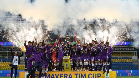 PARMA, ITALY - APRIL 28: ACF Fiorentina team celebrates the victory with the trophy during the Primavera TIM Cup Final match between ACF Fiorentina and SS Lazio at Ennio Tardini Stadium on April 28, 2021 in Parma, Italy. (Photo by Alessandro Sabattini/Getty Images)