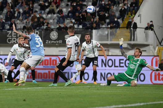 LA SPEZIA, ITALY - APRIL 30: Francesco Acerbi of SS Lazio scores a goal during the Serie A match between Spezia Calcio and SS Lazio at Stadio Alberto Picco on April 30, 2022 in La Spezia, Italy. (Photo by Gabriele Maltinti/Getty Images)