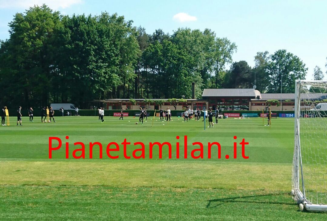 I rossoneri sul campo di Milanello (Credits: Pianetamilan.it)