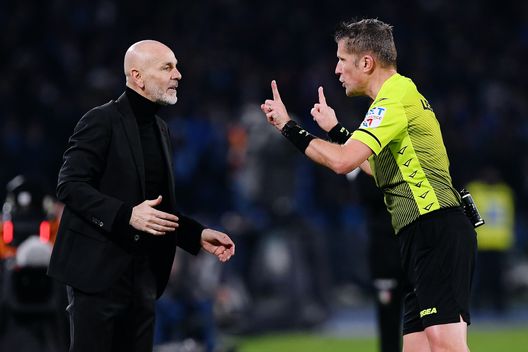 Stefano Pioli (allenatore AC Milan) e l'arbitro Daniele Orsato durante Napoli-Milan 0-1 (Serie A 2021-2022) | News (Getty Images) Pioli Orsato Napoli-Milan 0-1 Serie A 2021-2022