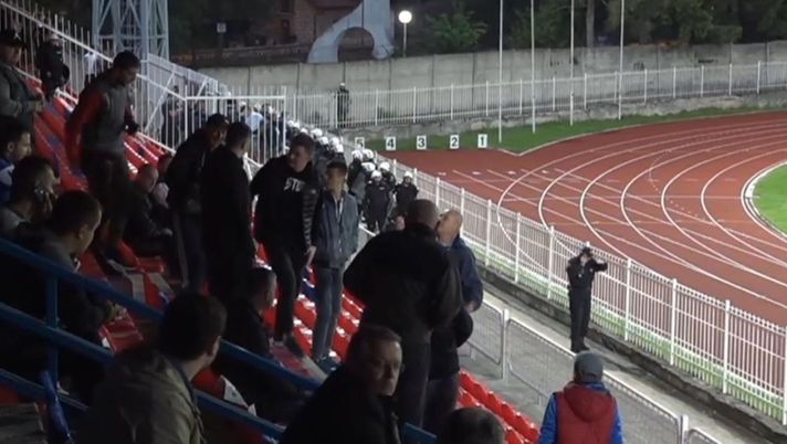 Siete in troppi: 400 tifosi lasciano lo stadio e quindi si può giocare.... Siete in troppi: 400 tifosi lasciano lo stadio e quindi si può giocare....