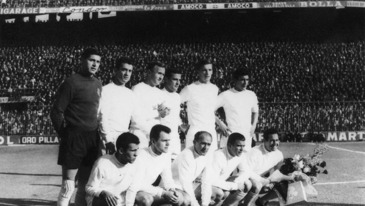 Real Madrid pictured just before beating Eintracht Frankfurt in the European Cup Final at Hampden Park, Glasgow, 2nd October 1960. Back row (left to right) - Dominguez, Pachin, Vidal, Santamaria. Front row - Zarraga, Canario, Del Sol, Di Stefano, Puskas and Gento. (Photo by Central Press/Hulton Archive/Getty Images) DDD Story – Via col Gento - immagine 1