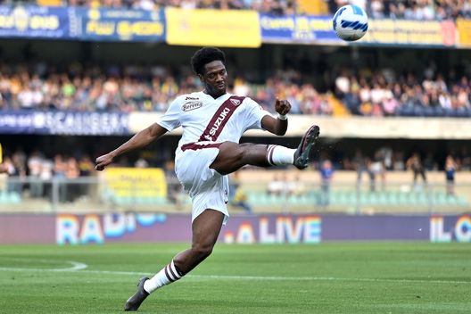VERONA, ITALY - MAY 14: Ola Aina of Torino FC in action during the Serie A match between Hellas and Torino FC at Stadio Marcantonio Bentegodi on May 14, 2022 in Verona, Italy. (Photo by Alessandro Sabattini/Getty Images) Torino, Aina non si ferma: “Un’altra stagione è finita, ma il lavoro continua”- immagine 2