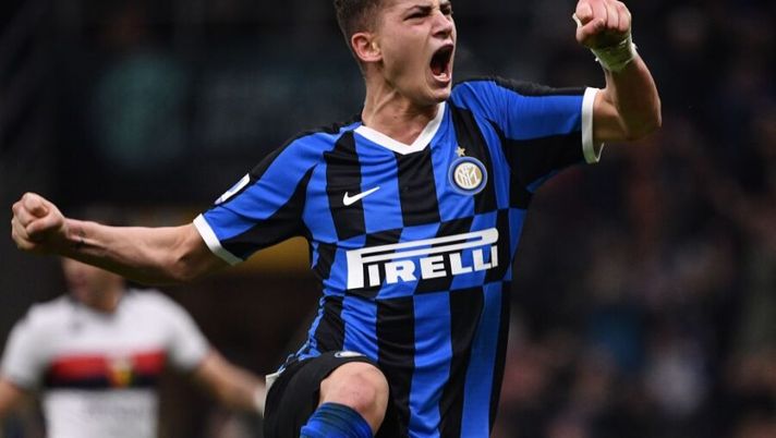 Inter Milan's Italian forward Sebastiano Esposito celebrates after scoring a penalty during the Italian Serie A football match Inter Milan vs Genoa on December 21, 2019 at the San Siro stadium in Milan. (Photo by Marco Bertorello / AFP) (Photo by MARCO BERTORELLO/AFP via Getty Images) Esposito: “Rigori, zero paura! Ecco la frase di Lukaku. Se andrò via in prestito poi voglio…” - immagine 1