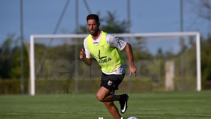 PALERMO, ITALY - SEPTEMBER 04: Andrea Rispoli in action during a training session after the presentation of Gaetano Monachello as a new player of US Citta' di Palermo at Carmelo Onorato training center on September 4, 2017 in Palermo, Italy. (Photo by Tullio M. Puglia/Getty Images) PALERMO, ITALY - SEPTEMBER 04: Andrea Rispoli in action during a training session after the presentation of Gaetano Monachello as a new player of US Citta' di Palermo at Carmelo Onorato training center on September 4, 2017 in Palermo, Italy. (Photo by Tullio M. Puglia/Getty Images)
