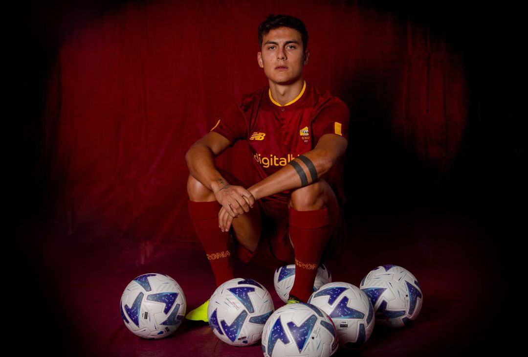 Dybala e la Roma: lo shooting suggestivo con la maglia giallorossa – FOTO GALLERY - immagine 4