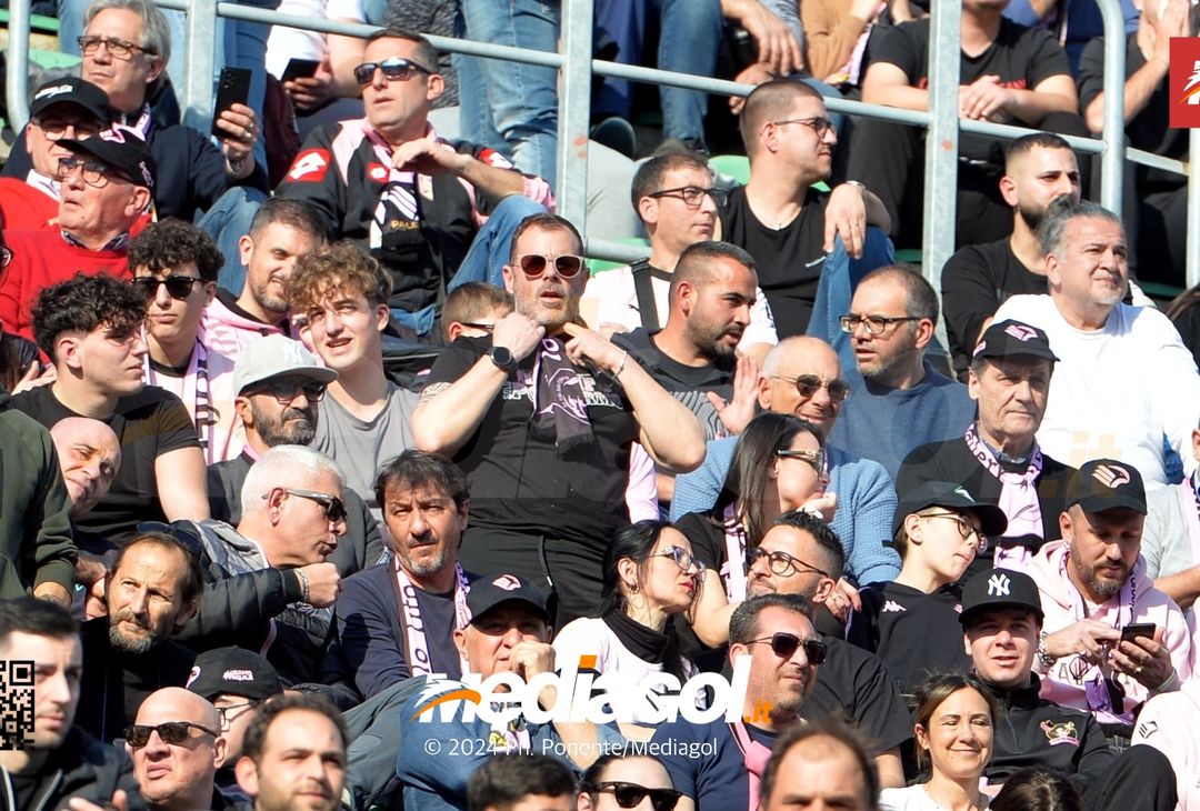 FOTOTIFO Palermo-Como 3-0, gli scatti ai tifosi al “Renzo Barbera” (GALLERY) - immagine 121
