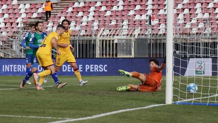 Foto Valentina Renna/LaPresse 2 dicembre 2023 - Piacenza, Italia - sport, calcio - Feralpisalo' vs Cittadella - Campionato italiano di calcio Serie BKT 2023/2024 - Stadio Leonardo Garilli. Nella foto: gol 0-1 Luca Pandolfi
december 2, 2023 Piacenza, Italy - sport, soccer - Feralpisalo' vs Cittadella - Italian Serie BKT Football Championship 2023/2024 - Leonardo Garilli Stadium. In the pic: gol 0-1 Luca Pandolfi FINALE FERALPISALÒ-CITTADELLA 0-1 (33′ Pandolfi) - immagine 1