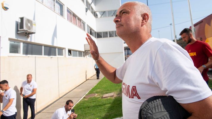 ALBUFEIRA, PORTUGAL - JULY 16: AS Roma coach Josè Mourinho arrives at Estadio Municipal de Albufeira prior the friendly match between Portimonense SC and AS Roma on July 16, 2022 in Albufeira, Portugal. (Photo by Fabio Rossi/AS Roma via Getty Images) Pronto, sono Mou… Eto’o, Matic, Dybala: quanti campioni stregati dal suo carisma - immagine 1