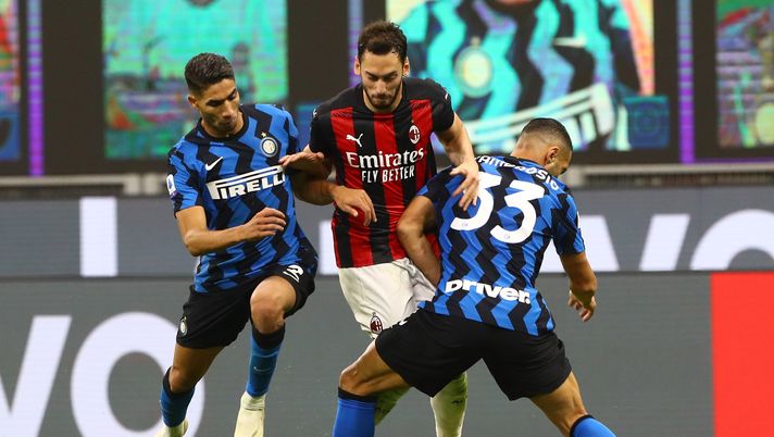 MILAN, ITALY - OCTOBER 17: Hakan Calhanoglu (C) of AC Milan competes for the ball with Achraf Hakimi (L) and Danilo D Ambrosio (R) of Internazionale during the Serie A match between FC Internazionale and AC Milan at Stadio Giuseppe Meazza on October 17, 2020 in Milan, Italy. (Photo by Marco Luzzani/Getty Images) MILAN, ITALY - OCTOBER 17: Hakan Calhanoglu (C) of AC Milan competes for the ball with Achraf Hakimi (L) and Danilo D Ambrosio (R) of Internazionale during the Serie A match between FC Internazionale and AC Milan at Stadio Giuseppe Meazza on October 17, 2020 in Milan, Italy. (Photo by Marco Luzzani/Getty Images)