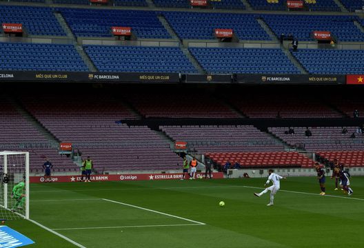 BARCELONA, SPAIN - OCTOBER 24: Sergio Ramos of Real Madrid scores a penalty for his sides second goal from the during the La Liga Santander match between FC Barcelona and Real Madrid at Camp Nou on October 24, 2020 in Barcelona, Spain. Sporting stadiums around Spain remain under strict restrictions due to the Coronavirus Pandemic as Government social distancing laws prohibit fans inside venues resulting in games being played behind closed doors. (Photo by Alex Caparros/Getty Images) PSG, i numeri parlano chiaro: né Neymar, né Mbappé, dal dischetto l’uomo giusto è Sergio Ramos- immagine 2