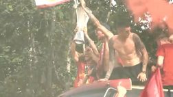Roma, giocatori e tifosi in delirio: la festa sul pullman scoperto (VIDEO)