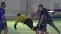 VIDEO/ Il calciatore lo butta a terra: botte in campo a Moreno